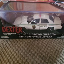 GREENLIGHT/2001 FORD CROWN VICTORIA WHITE MIAMI METRO POLICE "DEXTER : 1/43.