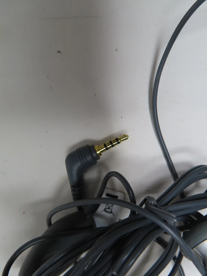 Motorola Wired Earphones Hands Free 2.5mm 3 lines Jack Headphones Stereo Headset - Image 3 of 3