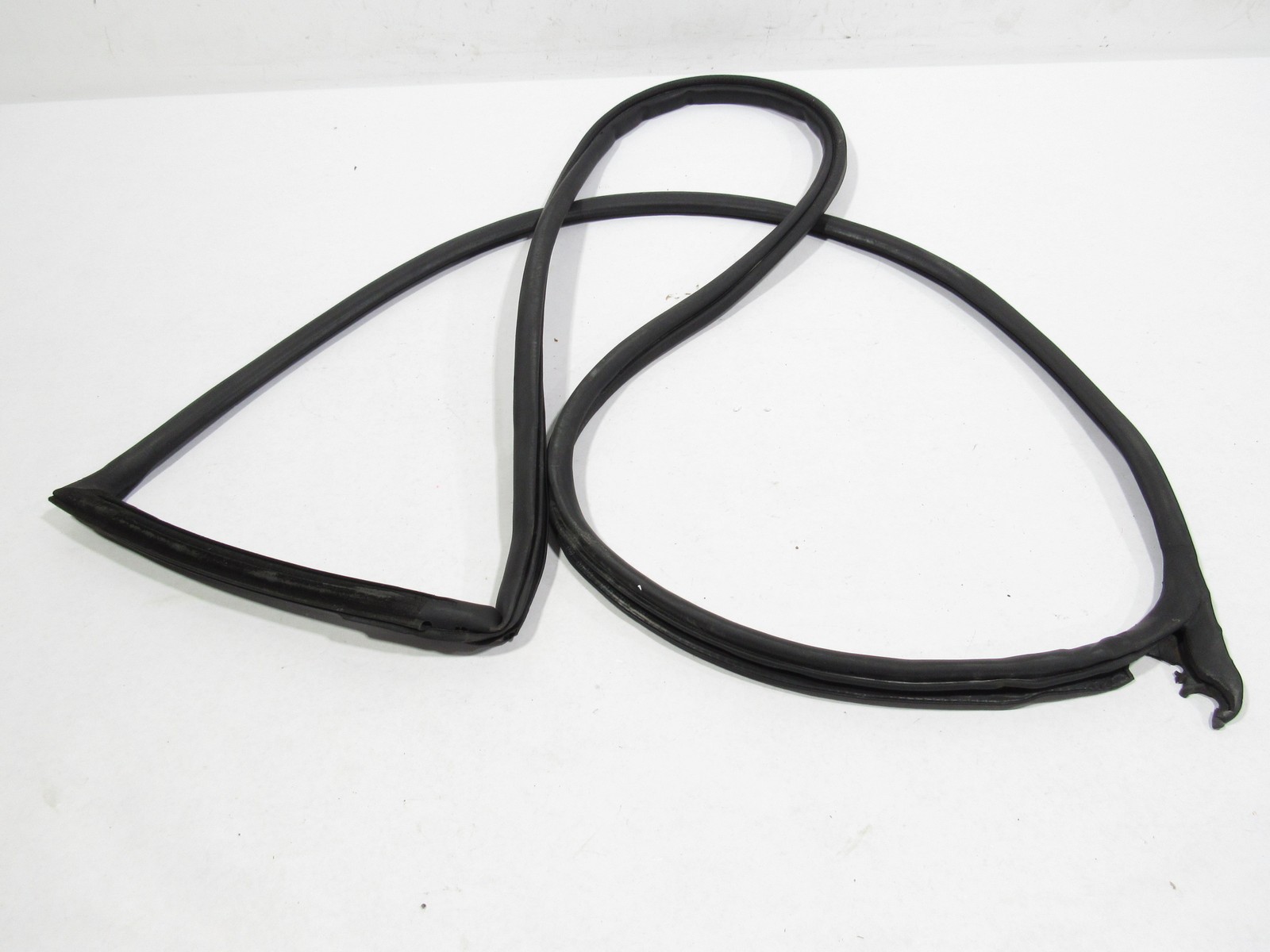 Aston Martin Vanquish 2014-2018 Right Outer window scraper seal