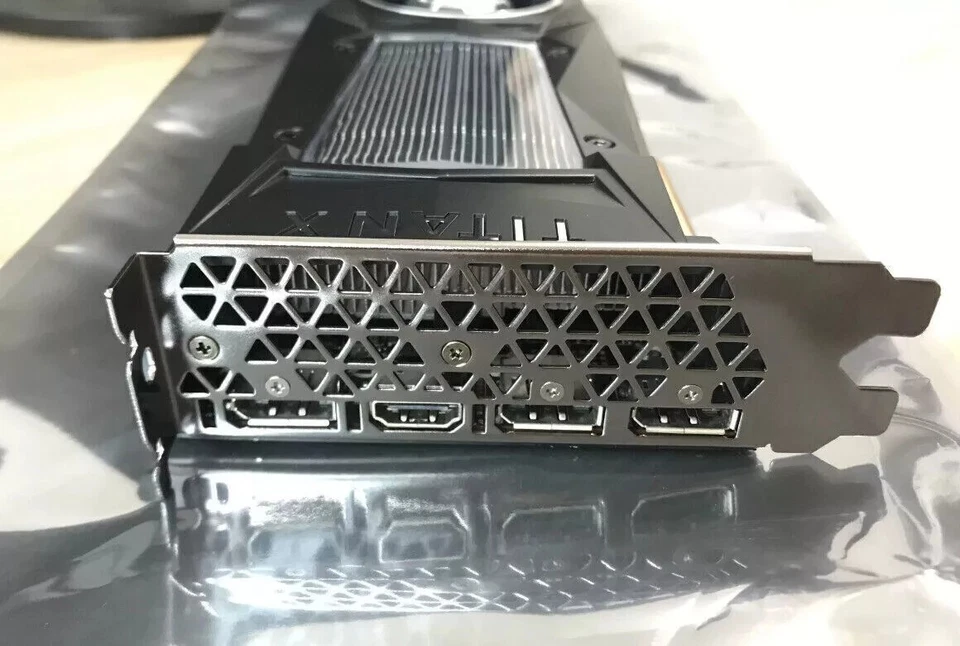Tarjeta de gráficos NVIDIA GeForce Titan XP 12Gb GPU 900-1G611-2530-000 GDDR5X PG611 Foto 3 de 4