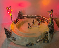 Member's Mark 2006 Victorian Village Light Up Optic ICE SKATING RINK + Figures
