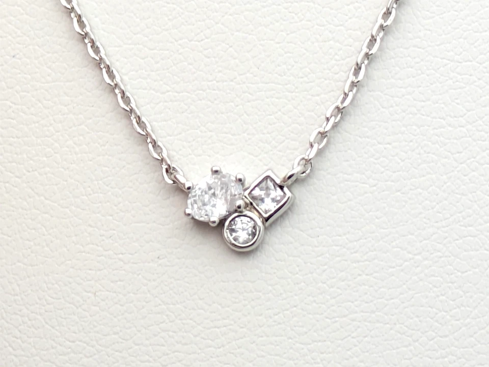 Collar colgante corto Henry enchapado en rodio ajustable Kendra Scott con circonita cúbica blanca Foto 2 de 4