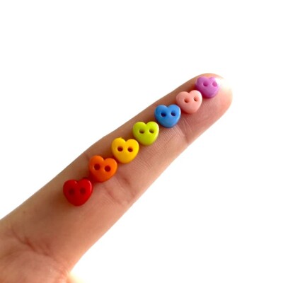 Kleine Kunststoff Herz Knöpfe 6 mm DIY Puppenherstellung Kleidung bunt zwei Loch