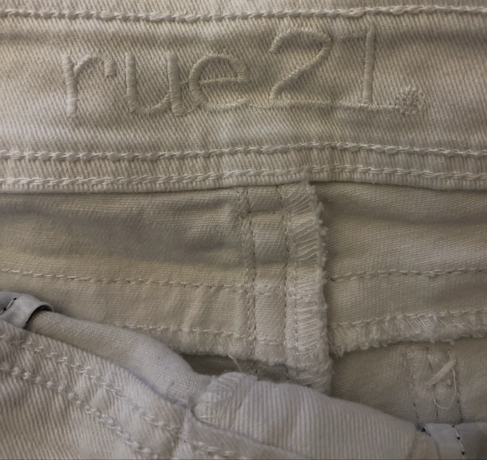 Pantalones cortos Rue 21 tiro bajo desgastados para mujer 7/8 4 de julio rojo, blanco, azul Foto 3 de 4