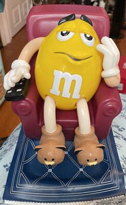 LG YELLOW PEANUT M&M IN LOUNGE CHAIR ON RUG REMOTE CANDY DISPENSER VINTAGE 1999