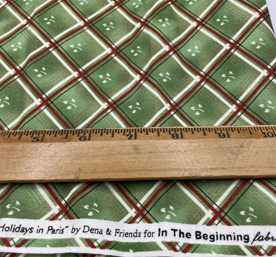Tela de edredón de algodón Holiday in Paris de Dena & Friends estampados rojos y verdes 3 yardas Foto 3 de 3