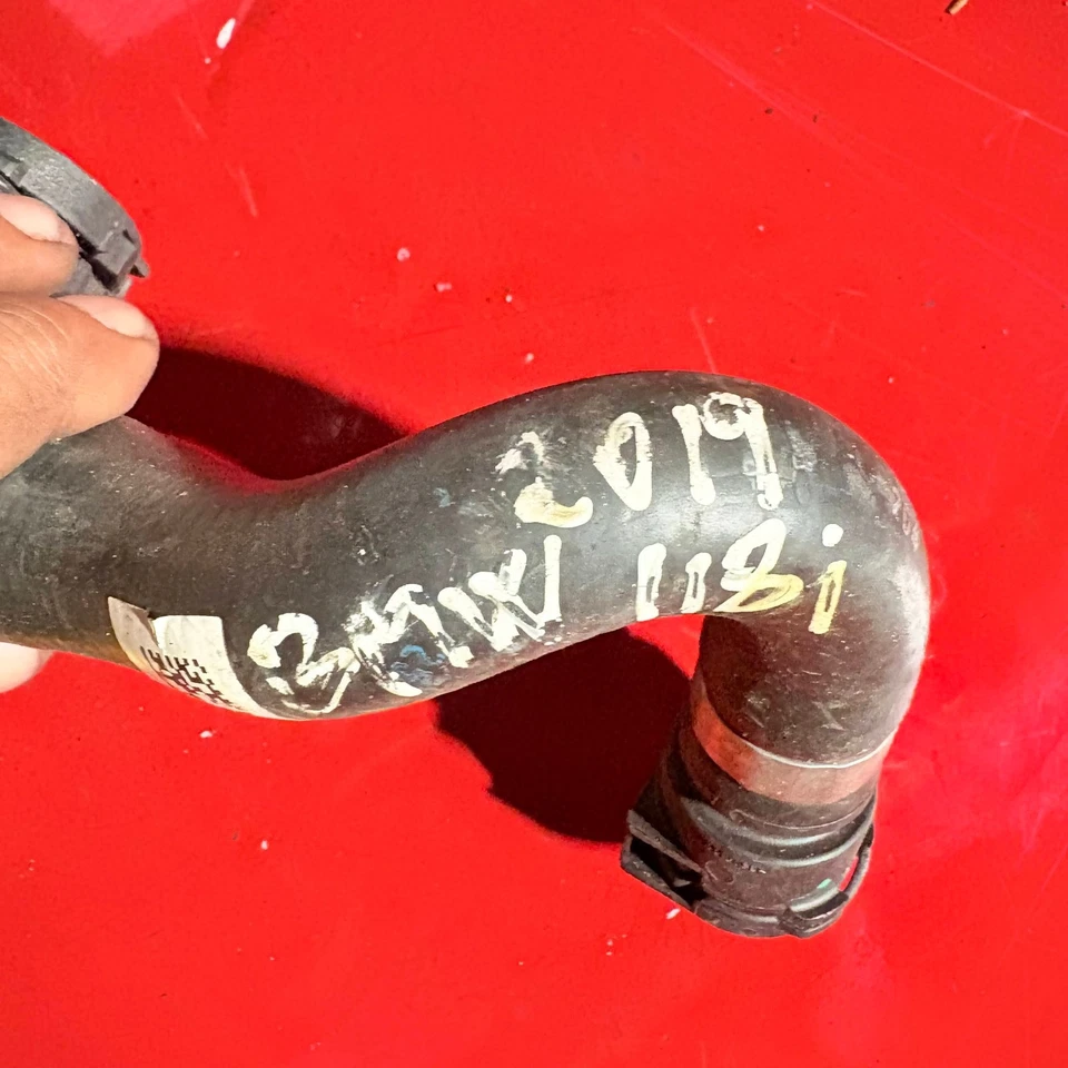 Manguera de tubo de suministro de refrigerante del motor BMW 118i 2019 Foto 3 de 4