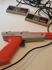 Nintendo 1985 Controllers For NES Console X 2 And 1 X 1985 Zapper Vgc Original 