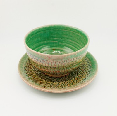 Eine schöne Matcha Teeschale mit Untertasse / Tobikanna Technik, Made in Japan