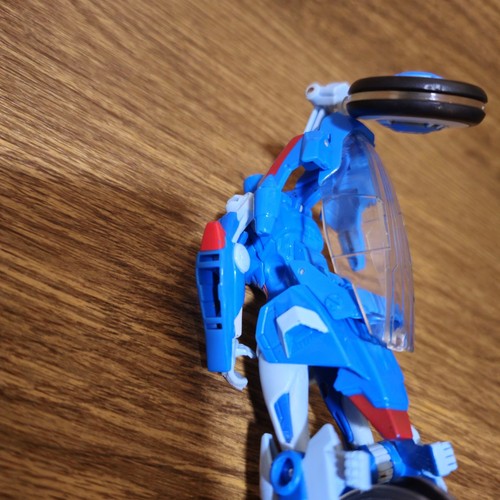 Transformers Generations Thrilling 30 Deluxe Class Autobot Chromia - Picture 8 of 8