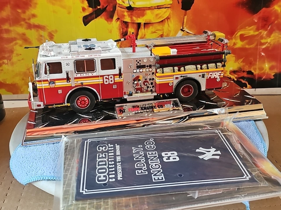 VINTAGE Code 3  Diamond Series #4 - FDNY Yankees Seagrave Pumper Engine #68 - Image 2 of 4