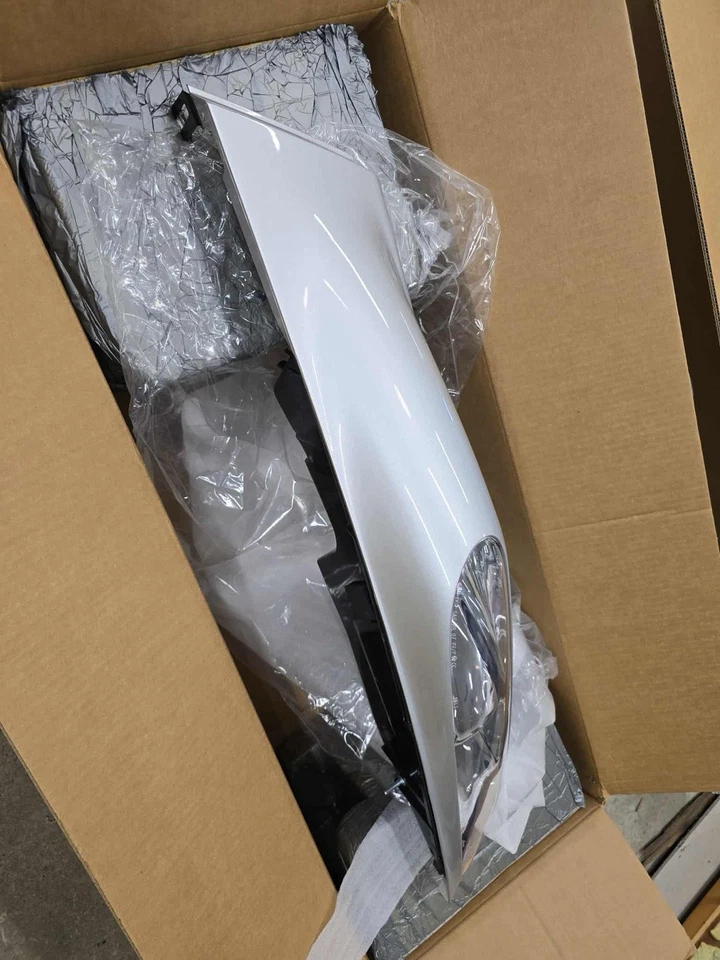 New OEM Plymouth Prowler Silver Metallic right Headlight QF40YSAAD - Image 2 of 4