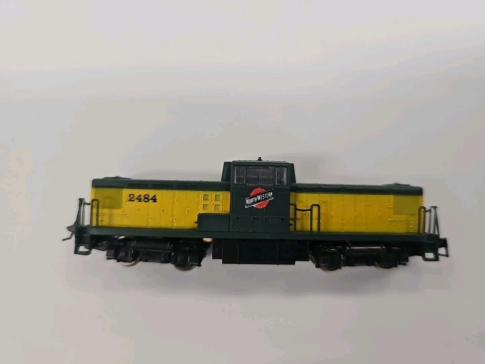 Kato/Con-Cor  701 N Scale Chicago Northwestern Center Cab Switcher 2484 CNW - Image 2 of 4