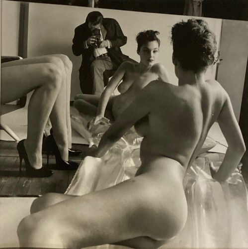 HELMUT NEWTON, Self Portrait with models, vintage printing 9.5x9.5 matted 16x16 - Picture 2 of 4