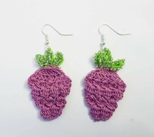 Orecchini Fragola artigianali realizzati all'uncinetto con perline