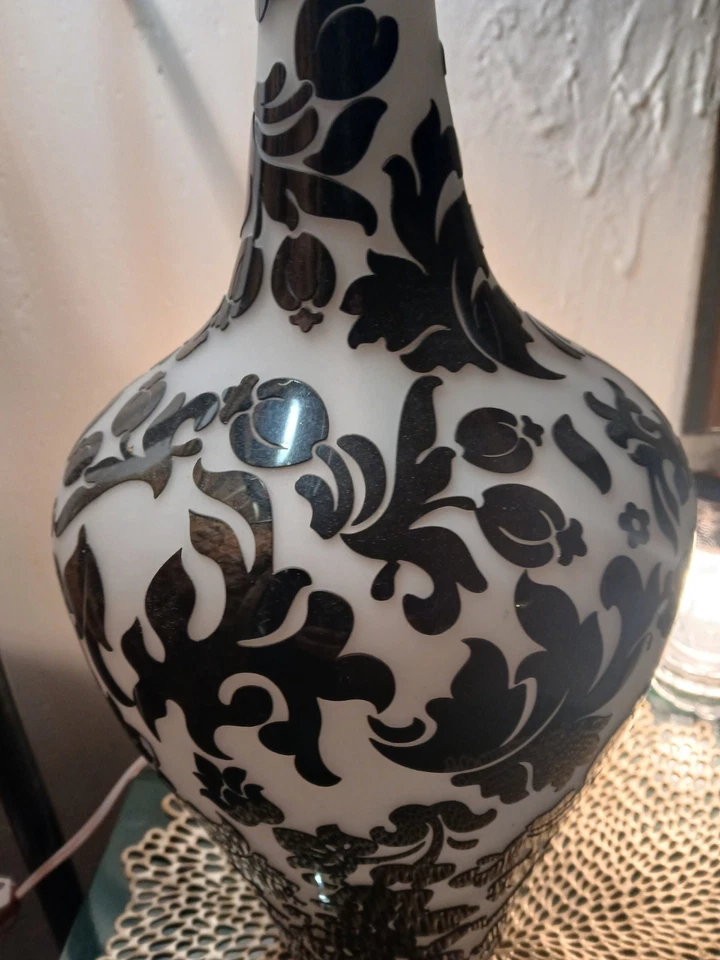 Jarrón chino vintage de vidrio de Pekín negro brillante y blanco mate 21" de alto Foto 2 de 2