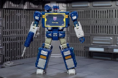 Transformers Earthrise Netflix Soundwave Laserbeak and Ravage