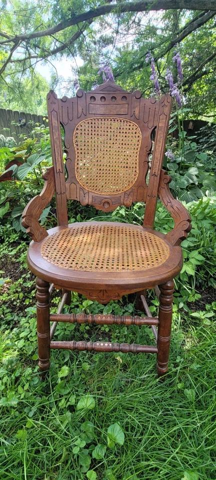 Silla de caña Eastlake antigua ornamentada Foto 2 de 4