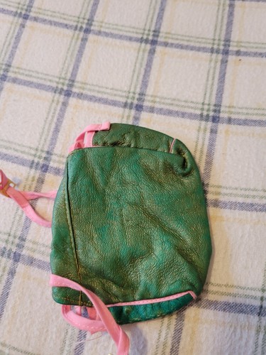 Barbie Vintage Borsa Porta Indumenti e Borsone con Cerniera Morbida Verde Lame con Bordo Rosa. - Foto 6 di 7
