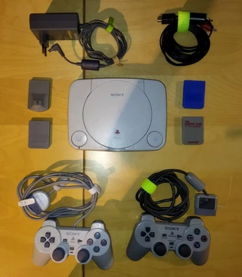 Sony PlayStation 1 PSone - Konsole (SCPH-102) 5 Spiele Crash,007, Tiger Woods +