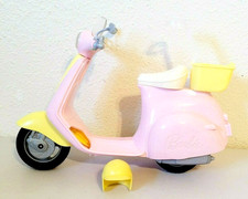 Barbie Rosa Scooter Ciclomotore Vespa con Casco Giallo