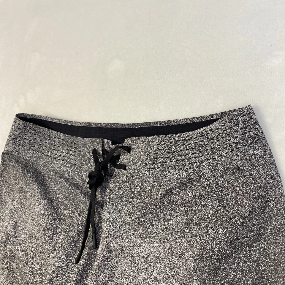 Lululemon Current State Short in Carbon Mist Alpine White Graphite Grey Size 28 - Image 3 of 4