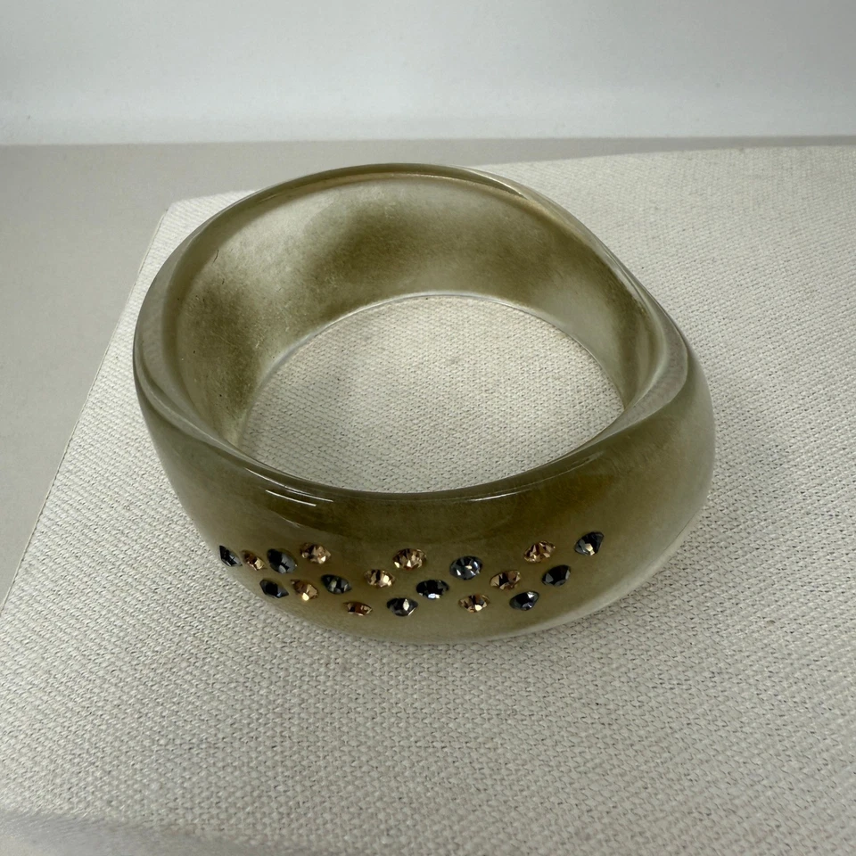 Brazalete Brazalete Grueso Lucite Estrás Adornado Brazalete Distintivo Foto 2 de 4