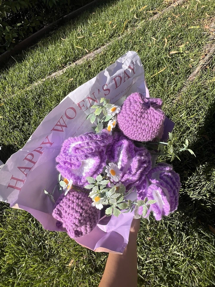 Juego de regalo púrpura ramo de flores de ganchillo hecho a mano con luz y bolsa Foto 2 de 4