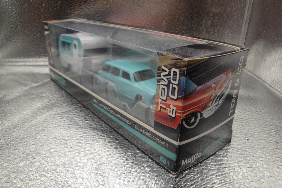 Maisto Design 1967 VW 1600 Squareback com Classic Craft Camper Diecast 1:64 - Imagem 4 de 4