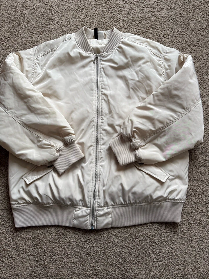 Chaqueta de bombardero H&M para mujer talla mediana cremallera frontal completa color: blanco roto beige tostado Foto 2 de 4