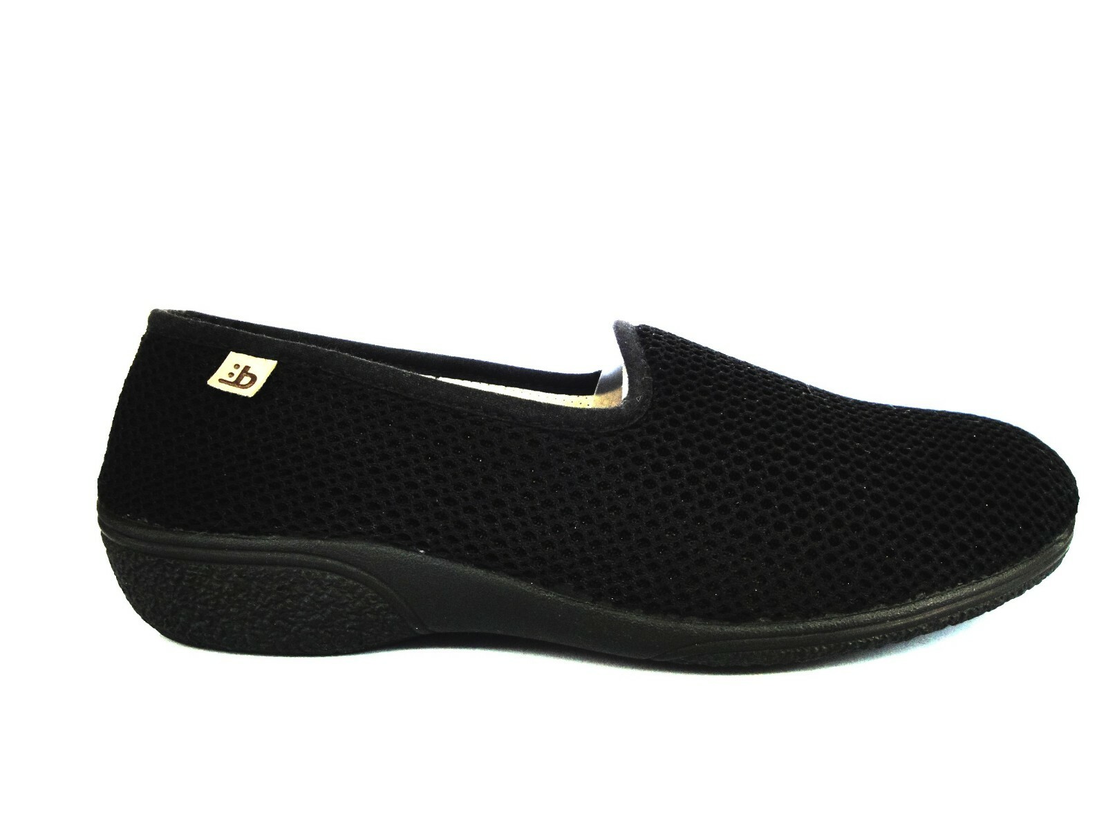 Zapatillas de andar en casa en color negro con un poco de cuña suela de goma