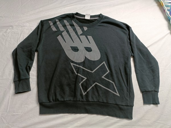 New Balance Women's Large Sweatshirt Black Preowned