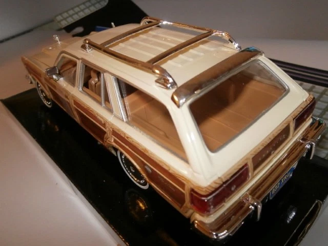 1979 Chrysler LeBaron Town & Country Wagon 1/24 Diecast Woodie Motormax 73331AC - Image 3 of 4
