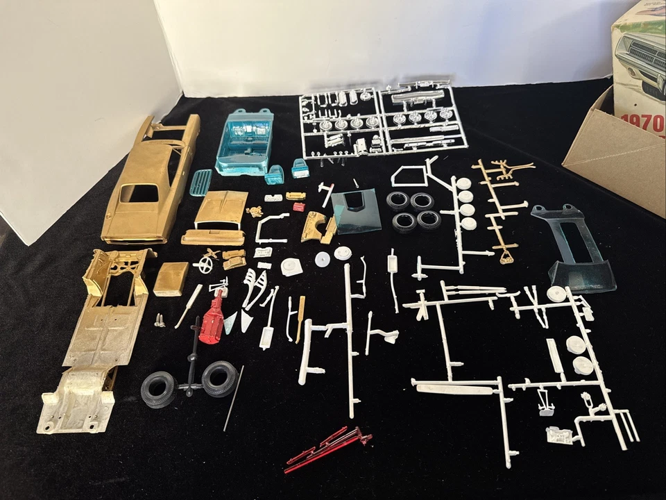 MPC 1970 DODGE CHARGER "R/T" ANNUAL KIT #770-200 AMT 1/25 AMT MODEL KIT - Image 2 of 4