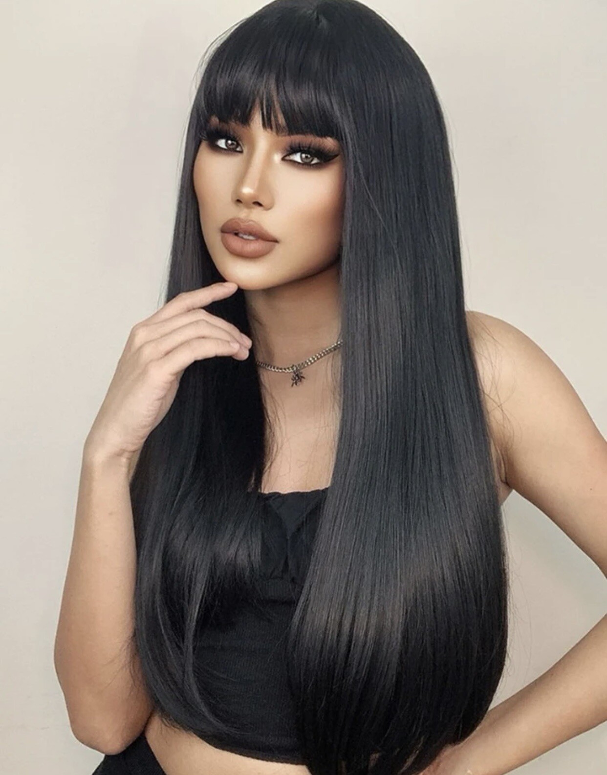 Perruque synthétique cheveux long noir 60cm : la solution pour un volume immédiat