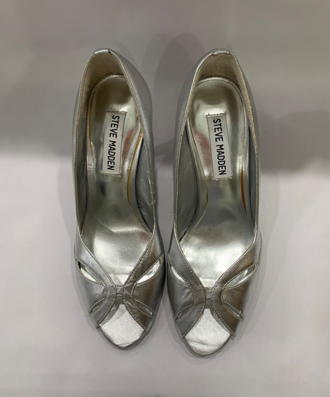 Fair Condition Steve Madden Leather Silver "Attire" Pumps SlipOns Size 5.5