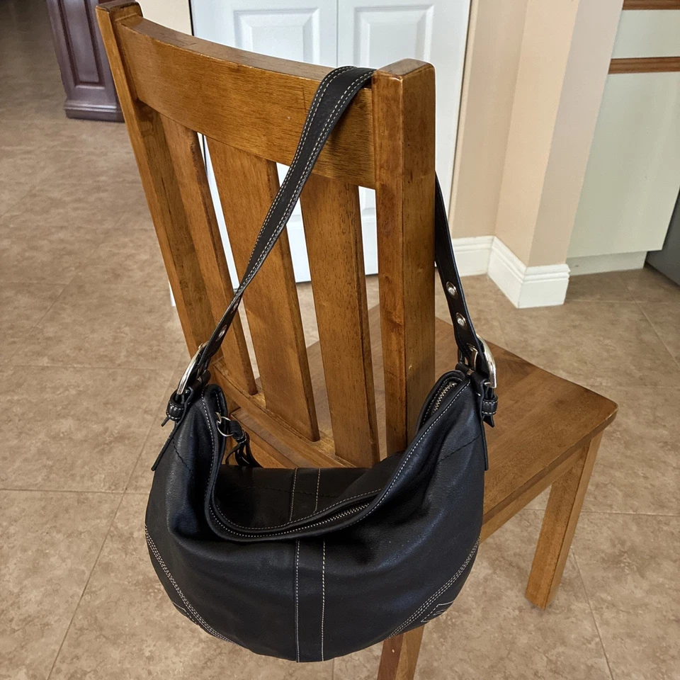 Bolso de Hombro Coach Cuero Negro Mediano Excelente Estado Foto 2 de 4