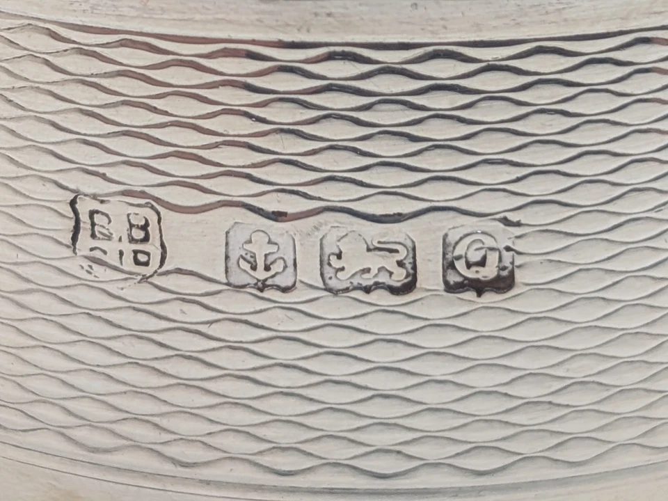 Anillo servilletero inglés vintage de plata de ley "M" o "W" grabado inicial d. 1940 Foto 4 de 4