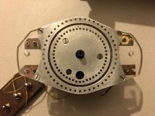 Zegar zliczający, mechanizm z wieloma otworami w wieńcu, drewniana obudowa, klucz i elektryka