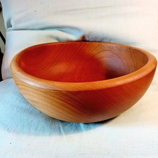 Sehr große u tief gedrechselte Schale ca. 30 cm  Birnbaum ?  , kleiner Riß