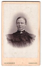 Fotografia Leineweber, Hannover, giovane donna raffigurata in abito nero 