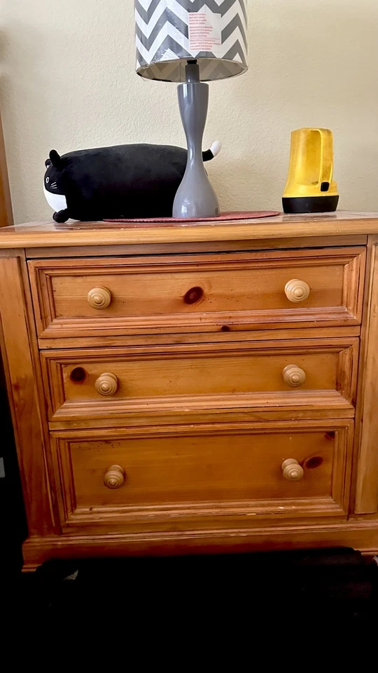 Juego de muebles de dormitorio de madera maciza de pino CalKing Foto 2 de 4