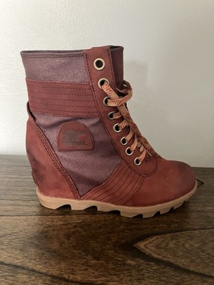 Barely Worn WATERPROOF Sorel Joan Of Arctic Wedge Boots in Dark Rose W s Size 8