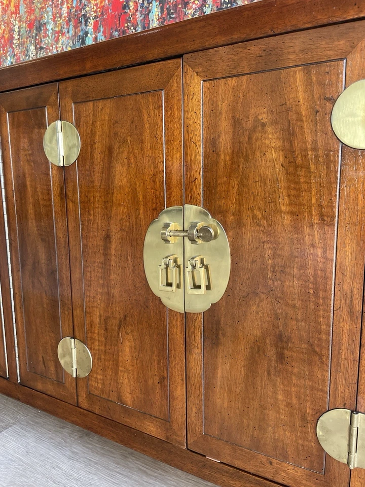  Aparador Henredon Hollywood Regency Chinoiserie nogueira e latão Credenza - Imagem 2 de 4