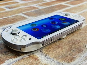 SONY PS Vita PCH 1000 ZA02 Crystal White Japan Tested Charger 8GB Memory Ex DDP