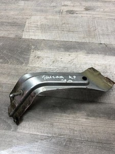 Volkswagen Touran II 2010 Vorne links Halterung Kotflügel 1T0821135C TNR10887