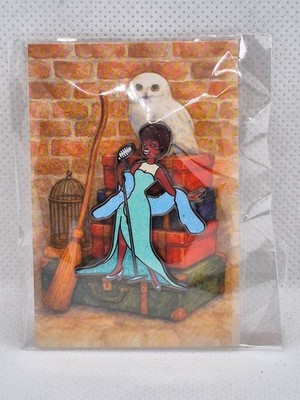 Celestina Die singende Hexe Anstecknadel 3x4cm The Wizarding Trunk Harry Potter