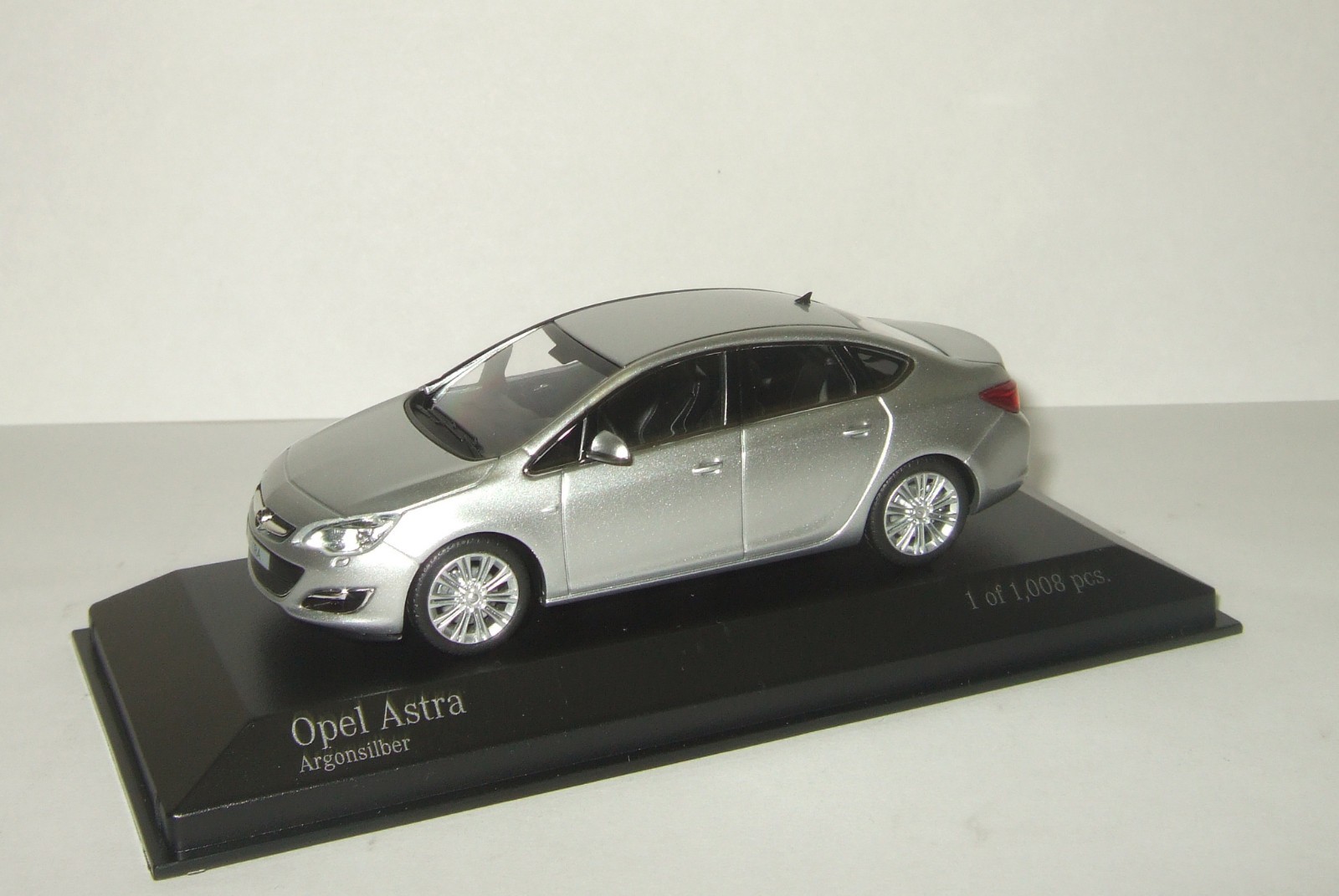 Opel Astra J 2010 miniature 1:43 Minichamps 410042000 argent