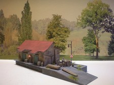 Für H0 Diorama HO 1:87 Güterschuppen Laderampe patiniert Beleuchtung