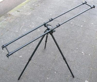 Behr Rod Pod Deluxe in schwarz aus Aluminium für 3 Ruten und ausziehbaren Füßen - Bild 1 von 4